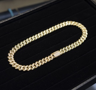 BAGUETTE CUBAN LINK NECKLACE IN GOLD