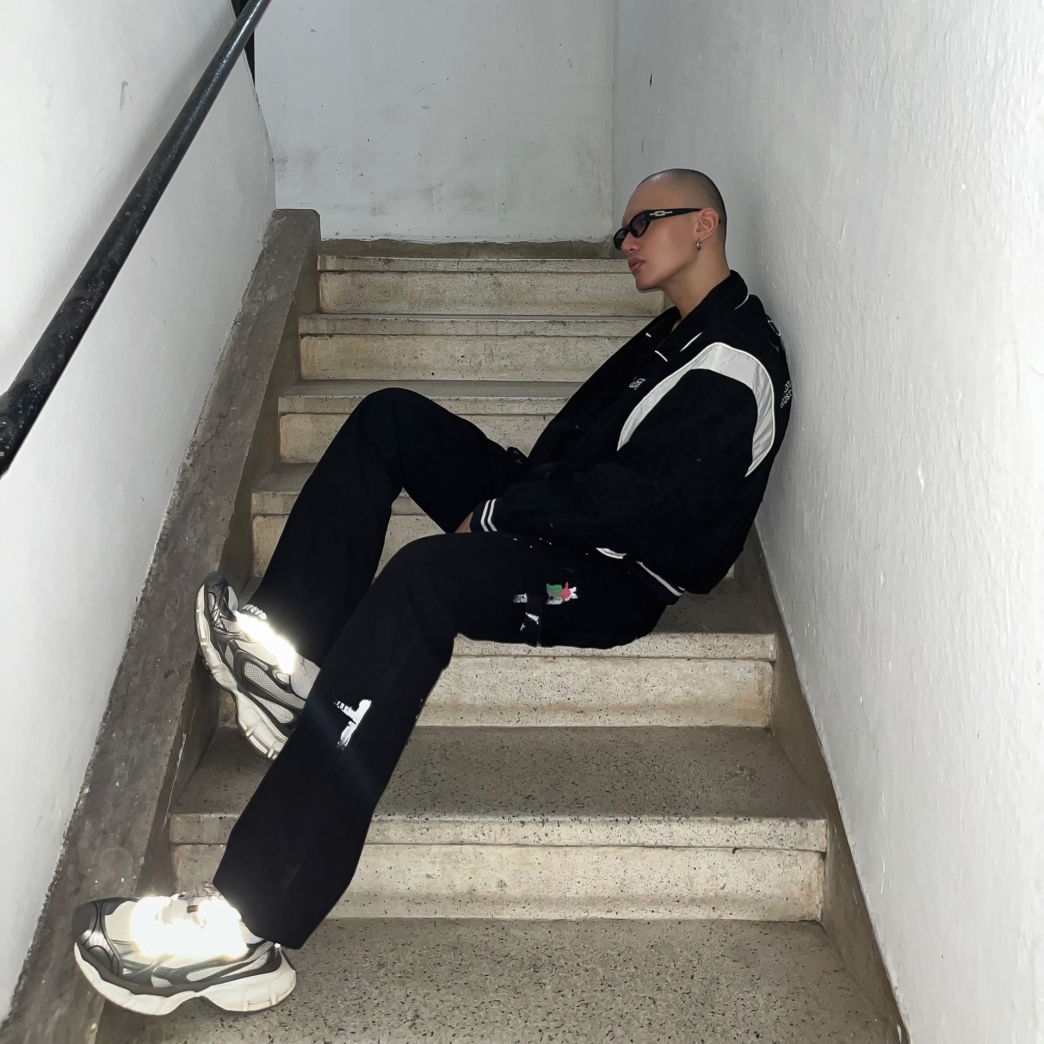 SPLASHED FLARE JEANS IN BLACK