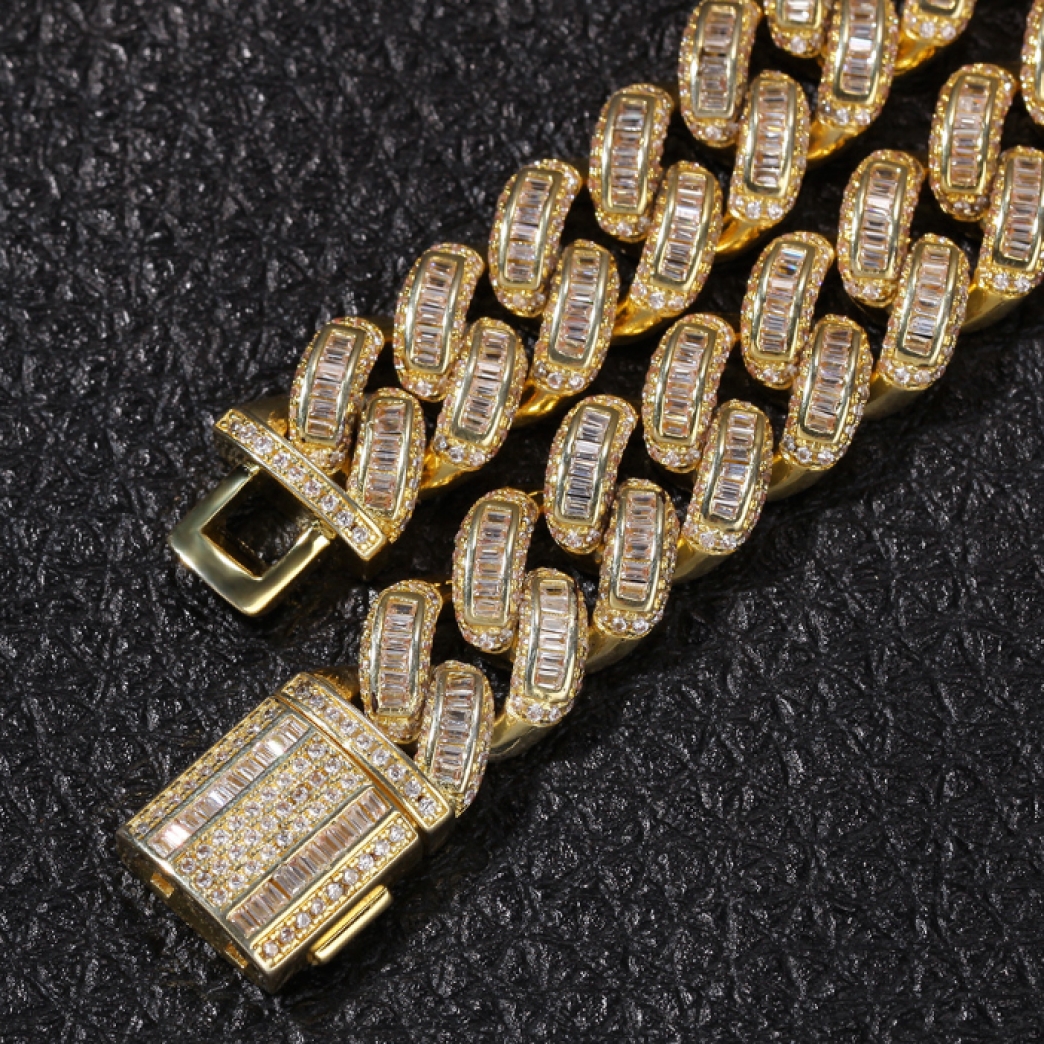 BAGUETTE CUBAN LINK NECKLACE IN GOLD