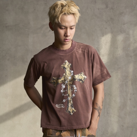 CHAIN & CROSS WASHED TEE IN BROWN