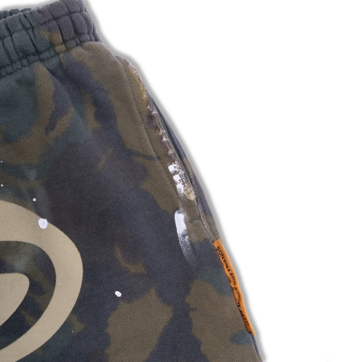BIG LOGO SWEAT SHORTS IN CAMO